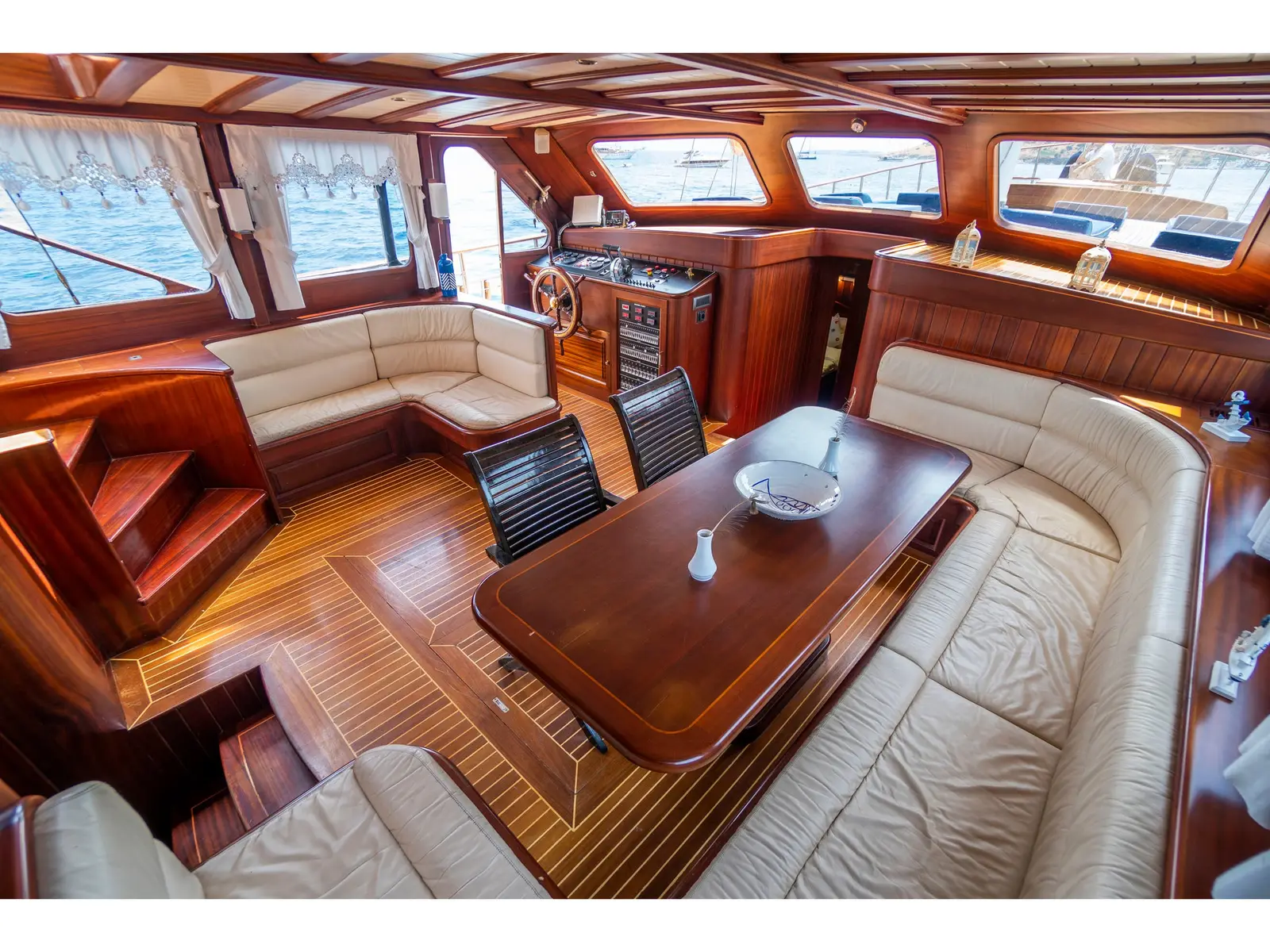 Carpe Diem XI, Interior image