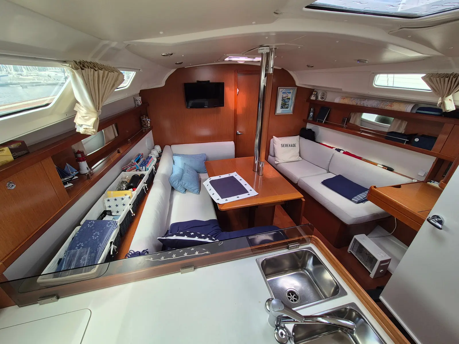 Serenade, Interior image