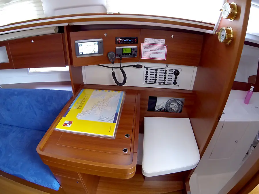 Lara, Dufour 335 GL navigation table