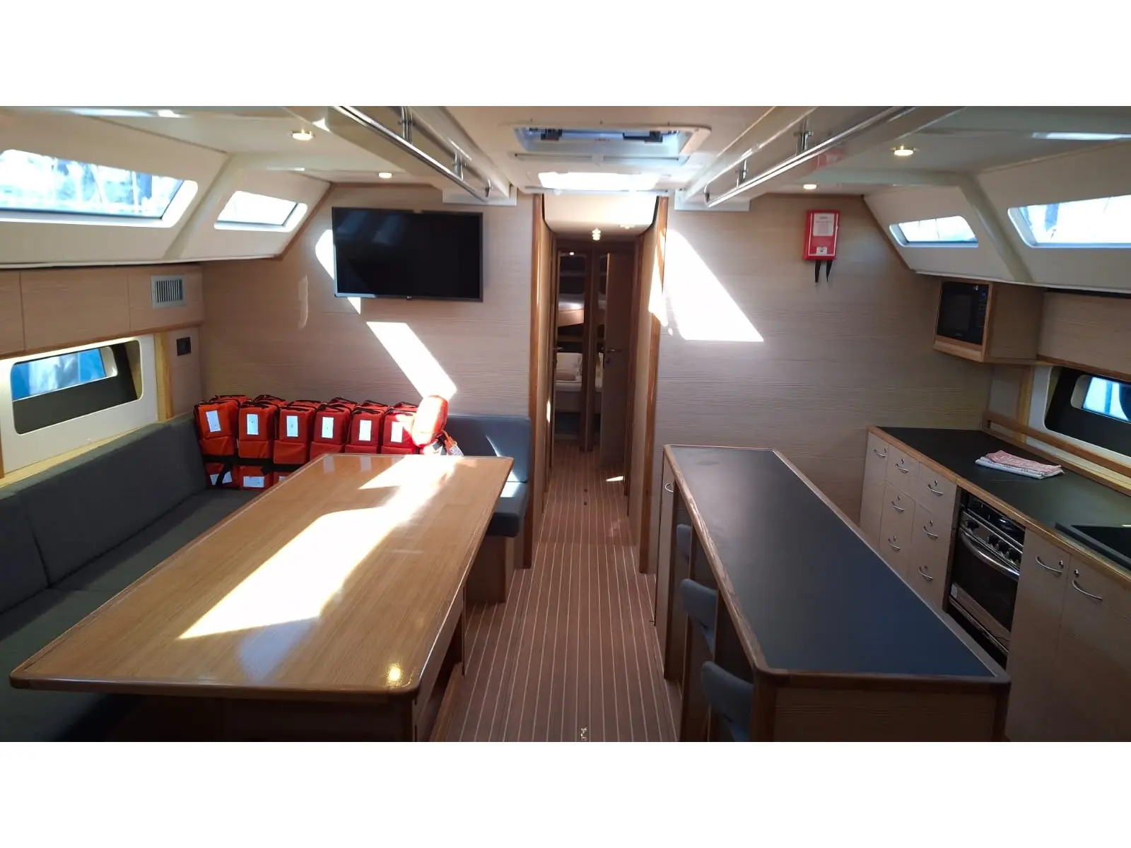 MY WAVE, Interior image