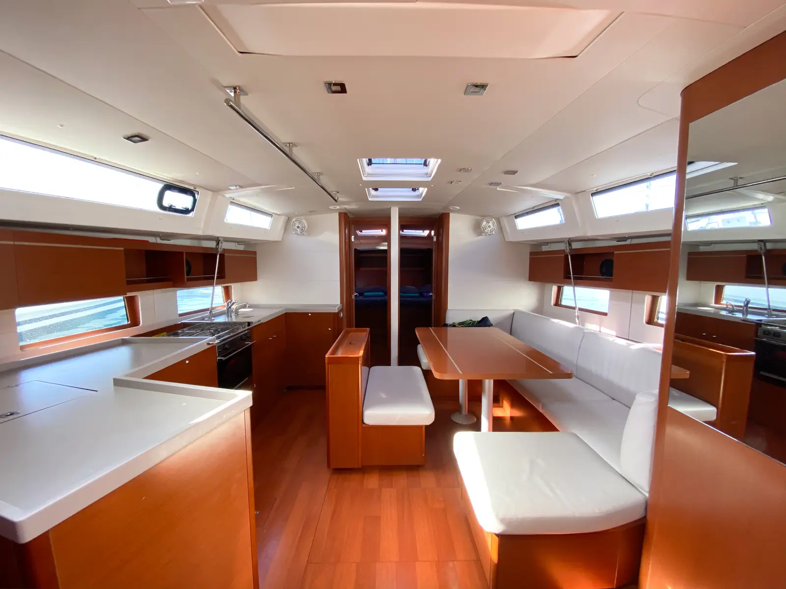 No Stress, Interior image