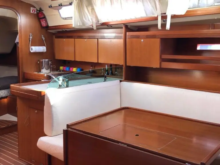 Odile, Interior image