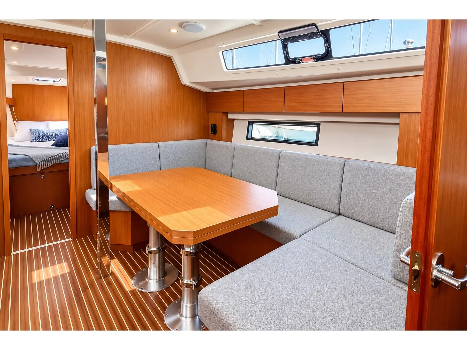Sakura J, Interior image
