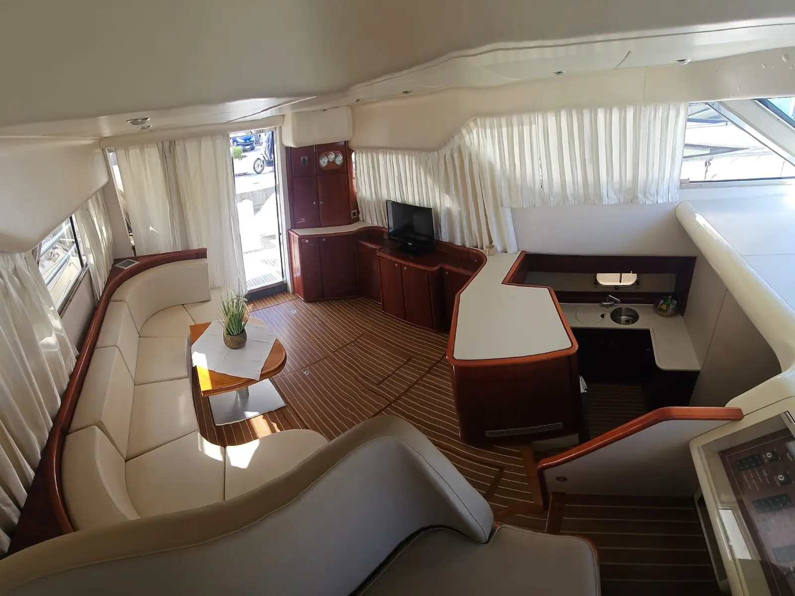 Carpe Diem , Interior image