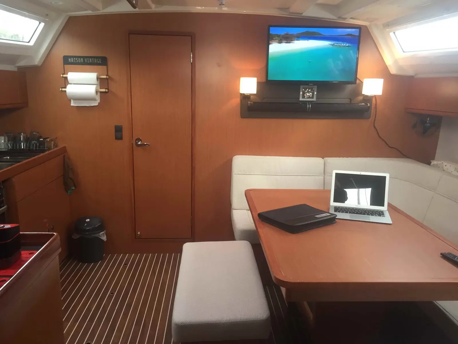 IRENE, Interior image