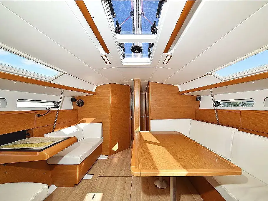 CANNE BLEUE, Interior image