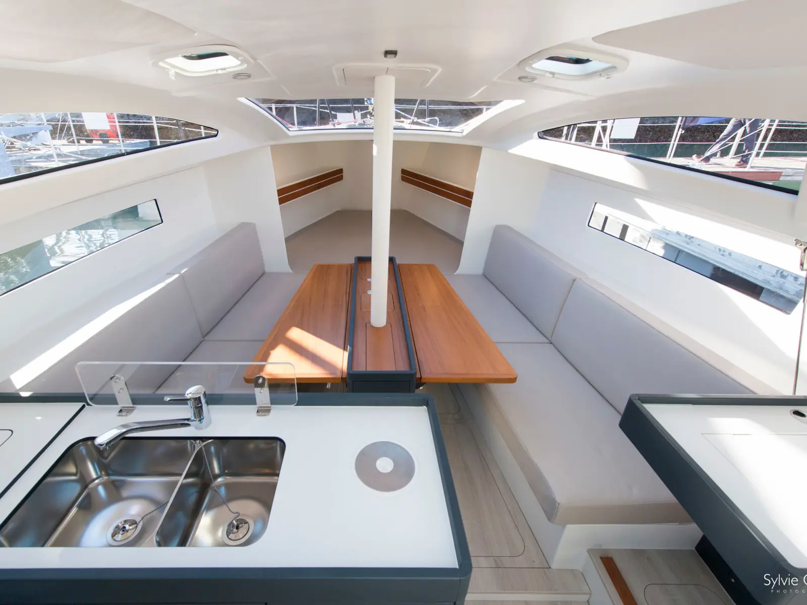 GUSTY 4, Interior image