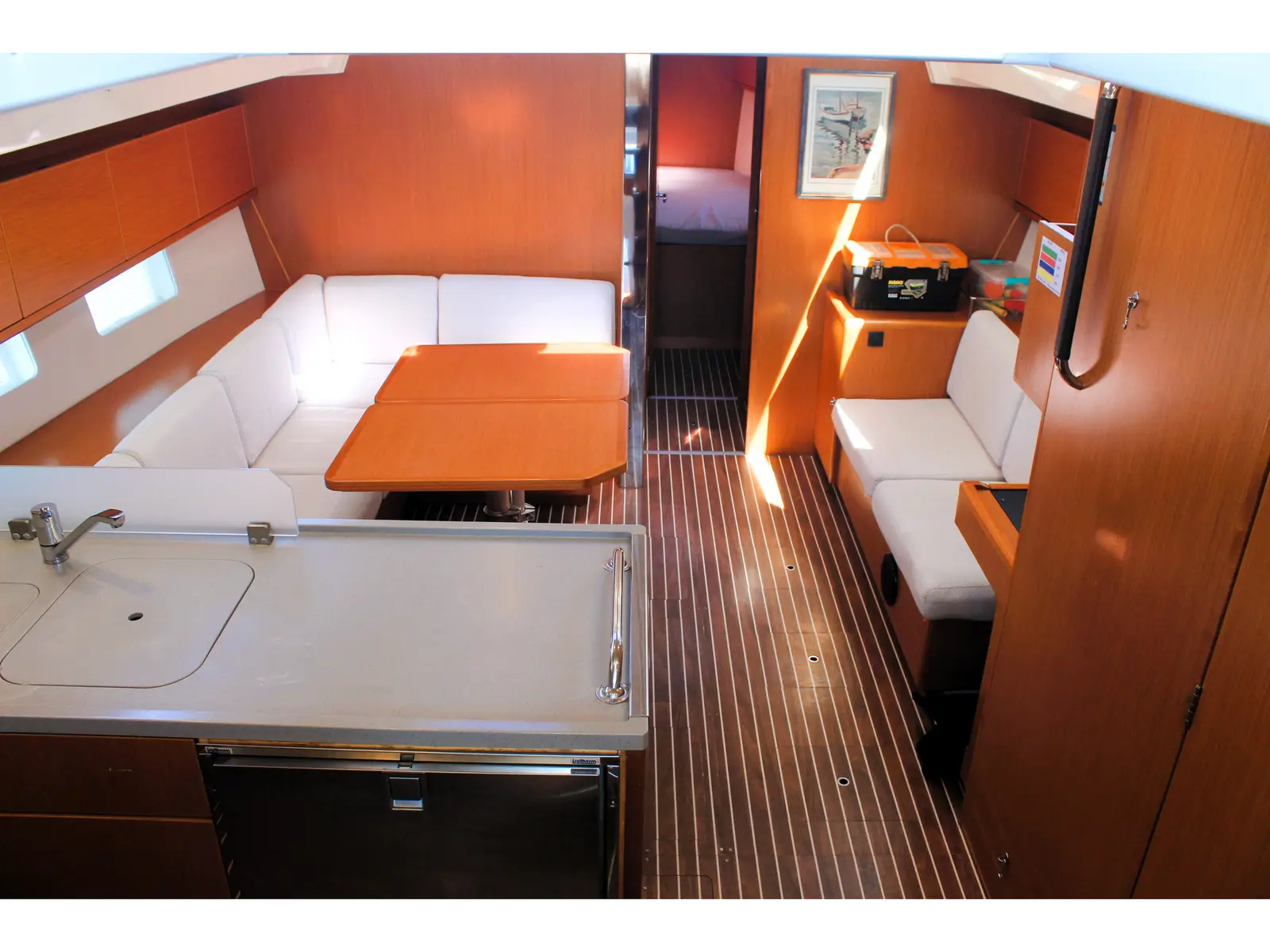 Amaryllis, Interior image