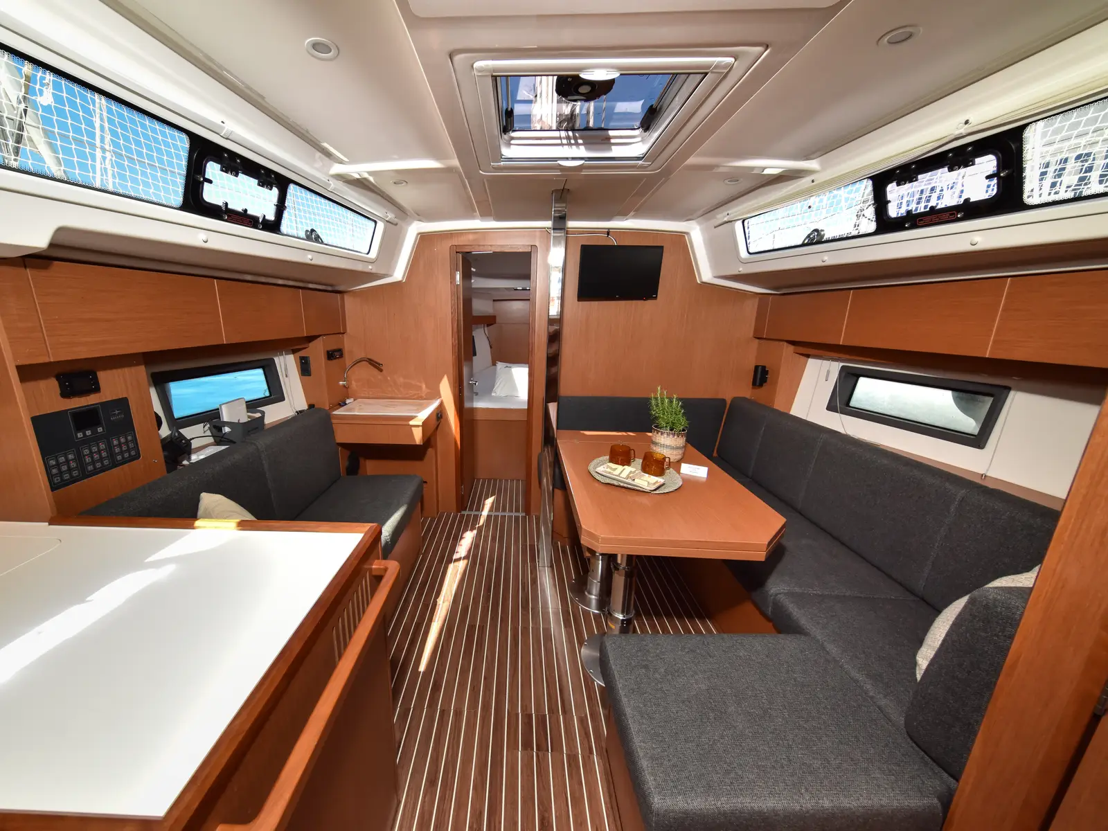 Seka VI, Interior image