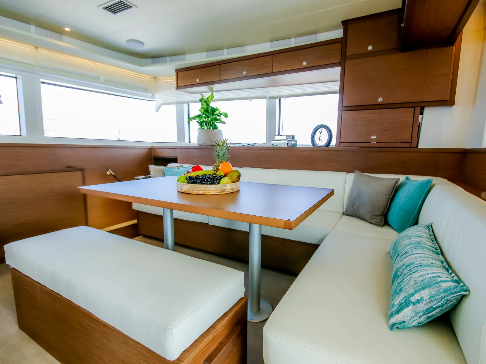 ELVIRA 52, Interior image