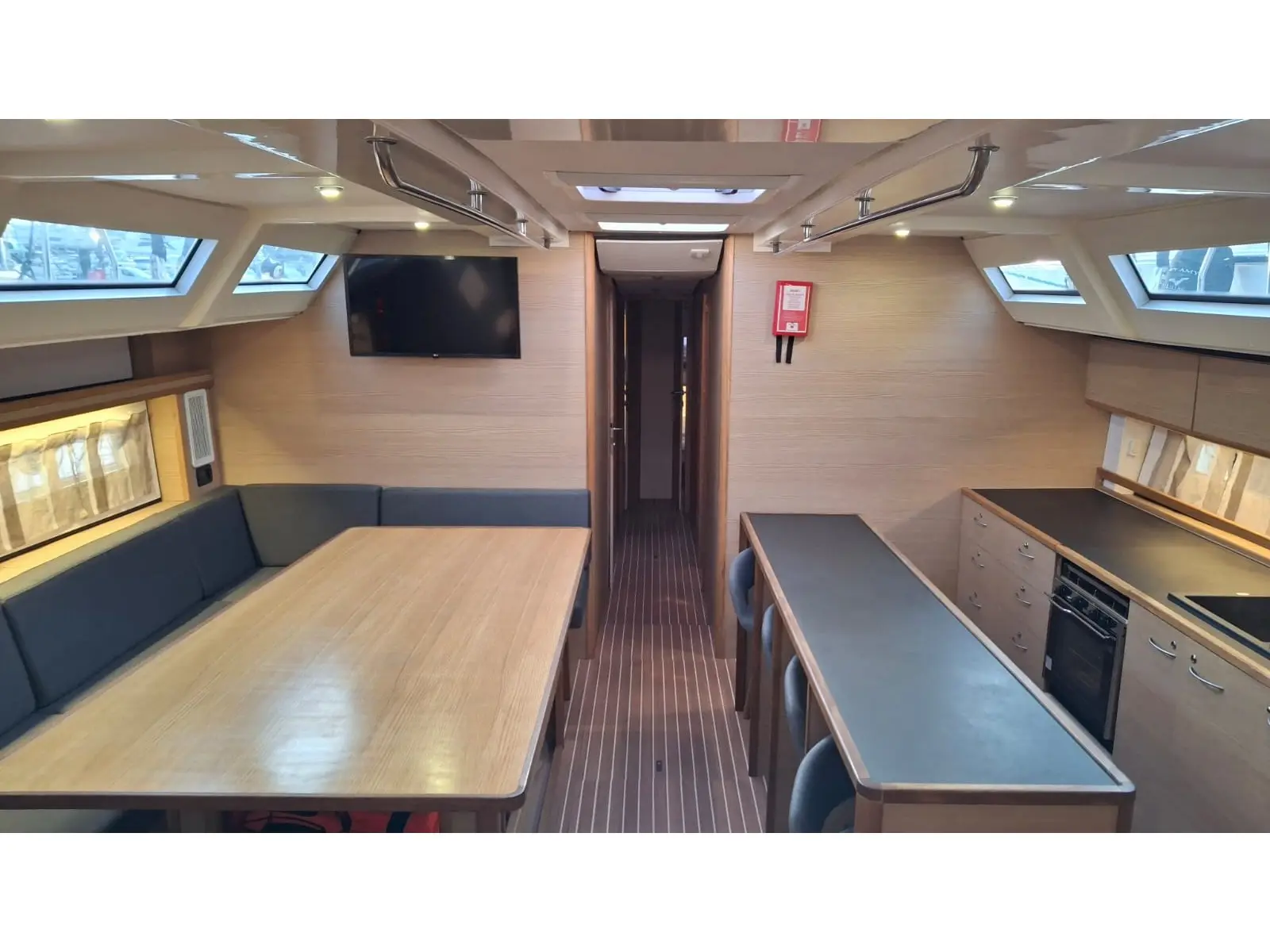 Mihaela, Interior image