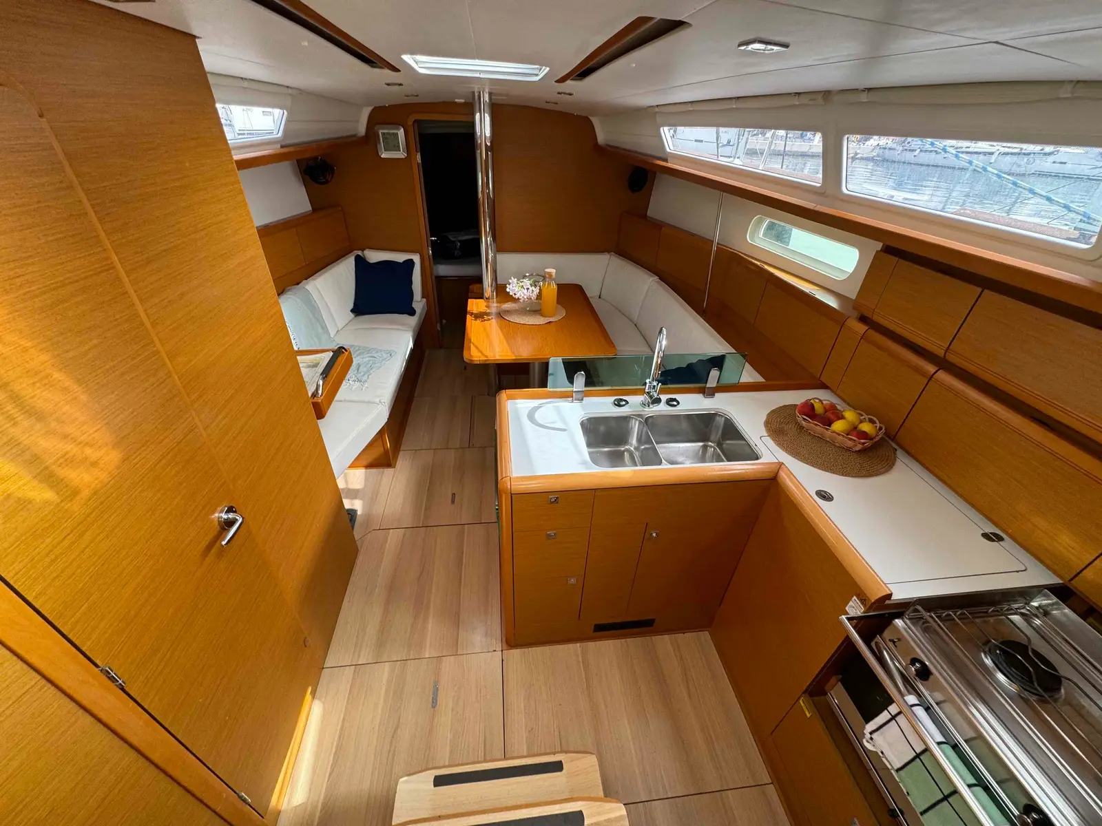 ACE OF SPADES, Interior image