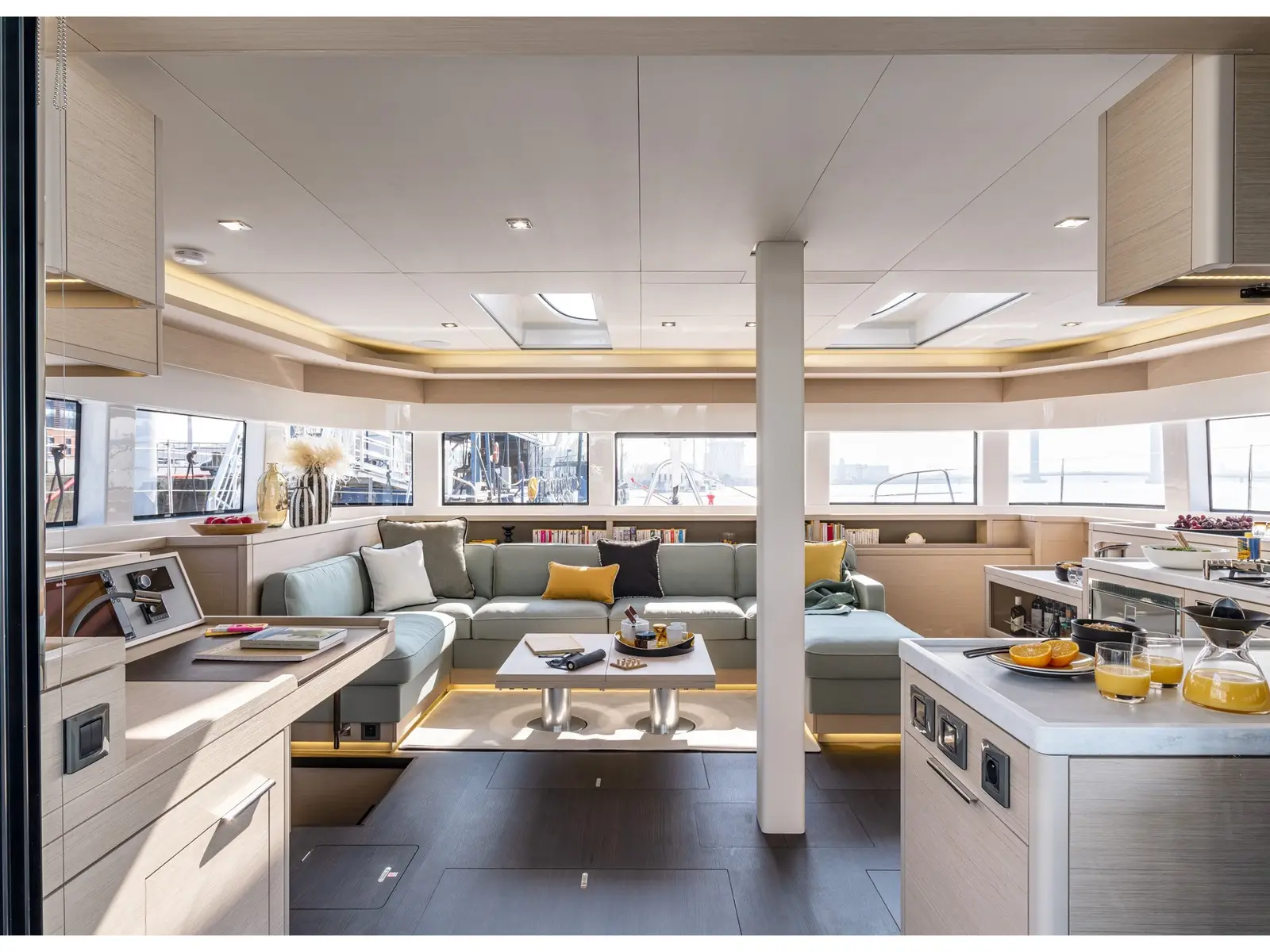 BLACK CAVIAR, Interior image