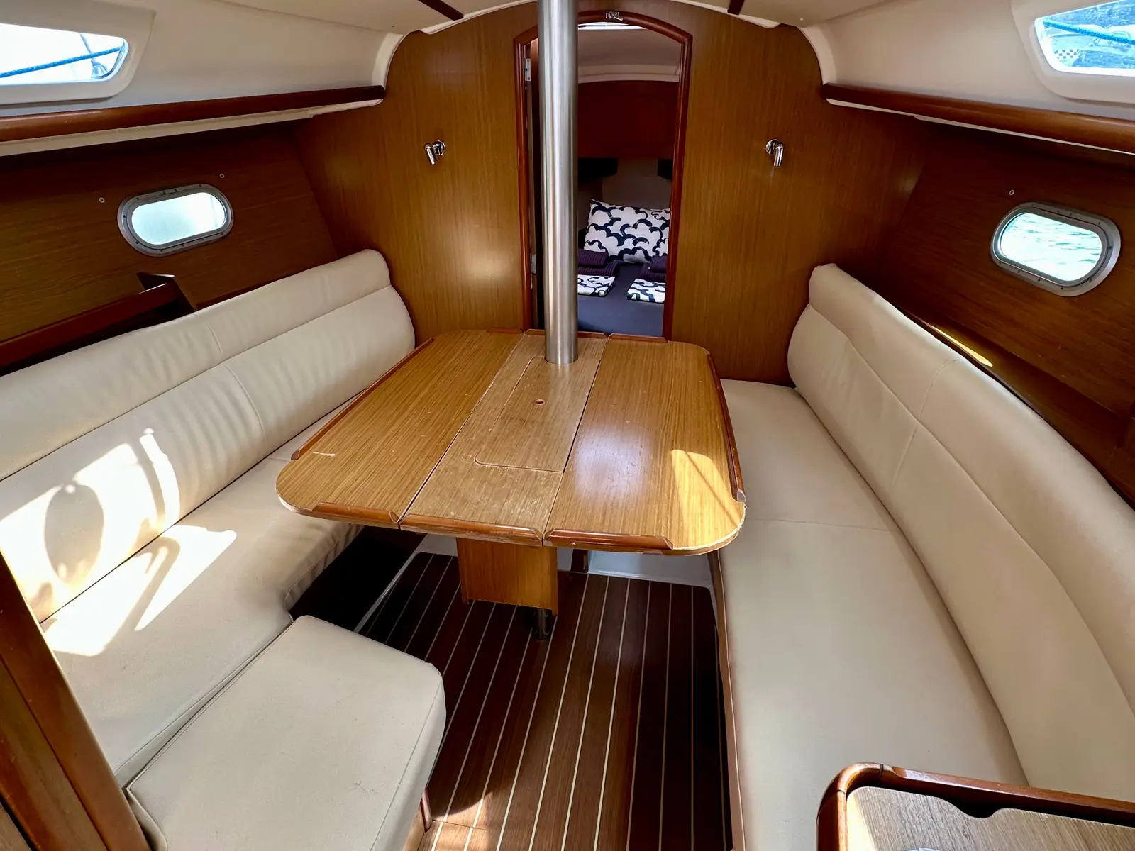 Carmen, Interior image