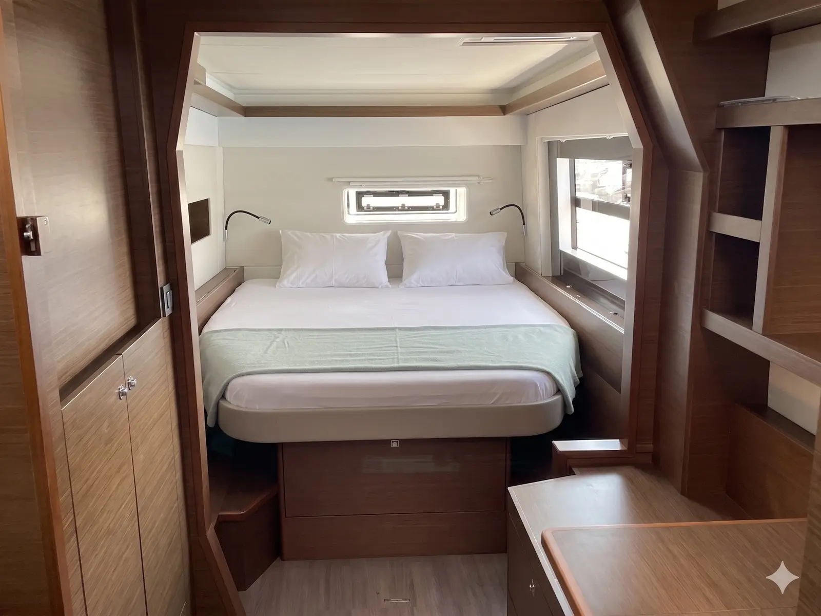 Origine, Interior image