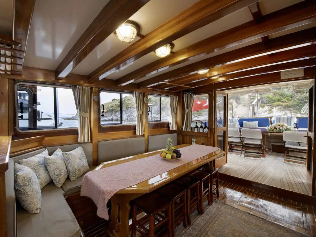 Kugu 1, Interior image