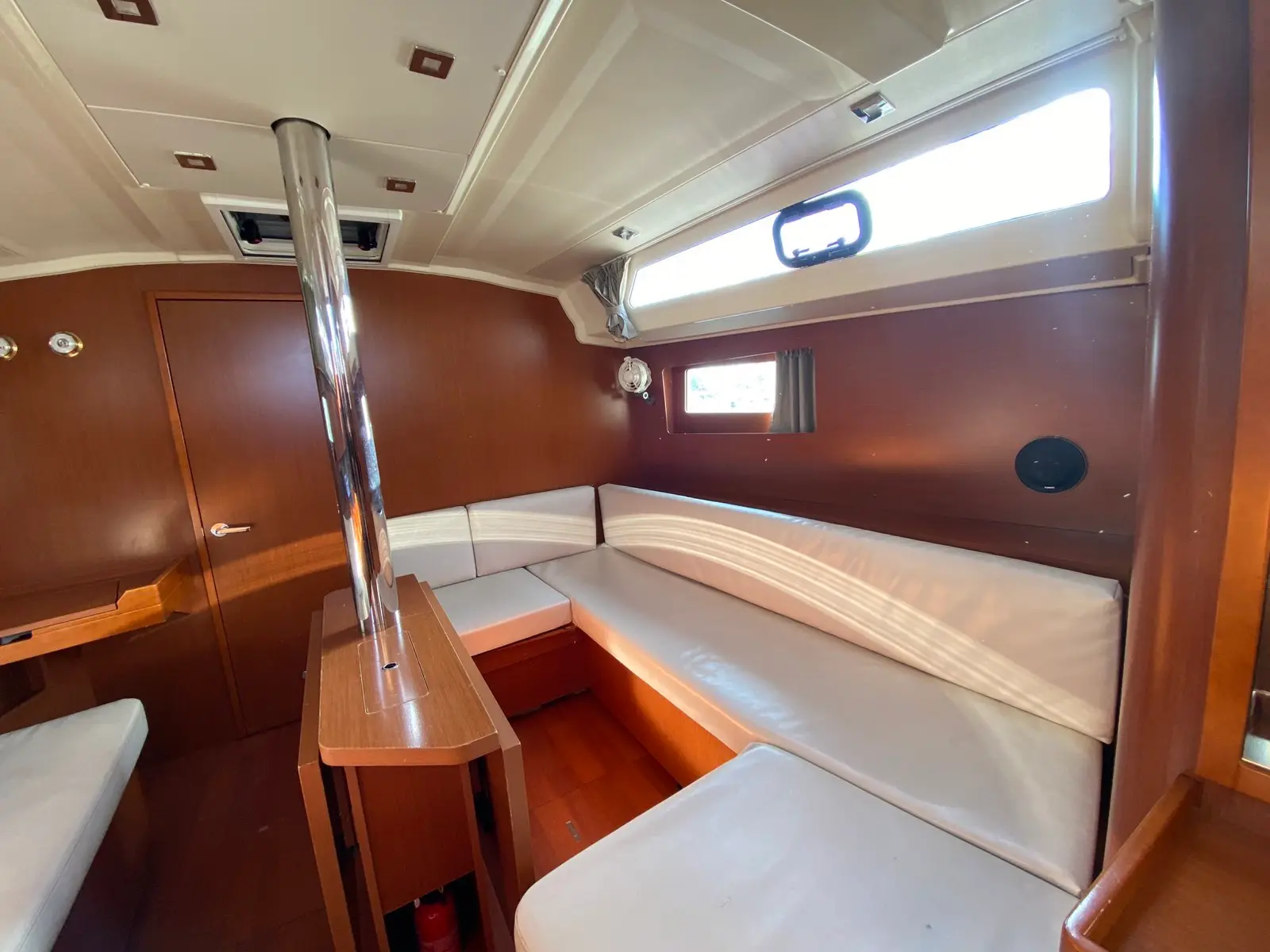 DIMITRIS, Interior image