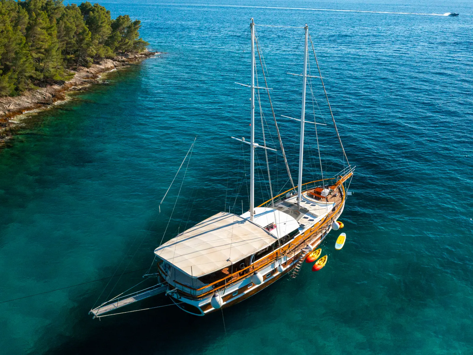 Allure, Main image