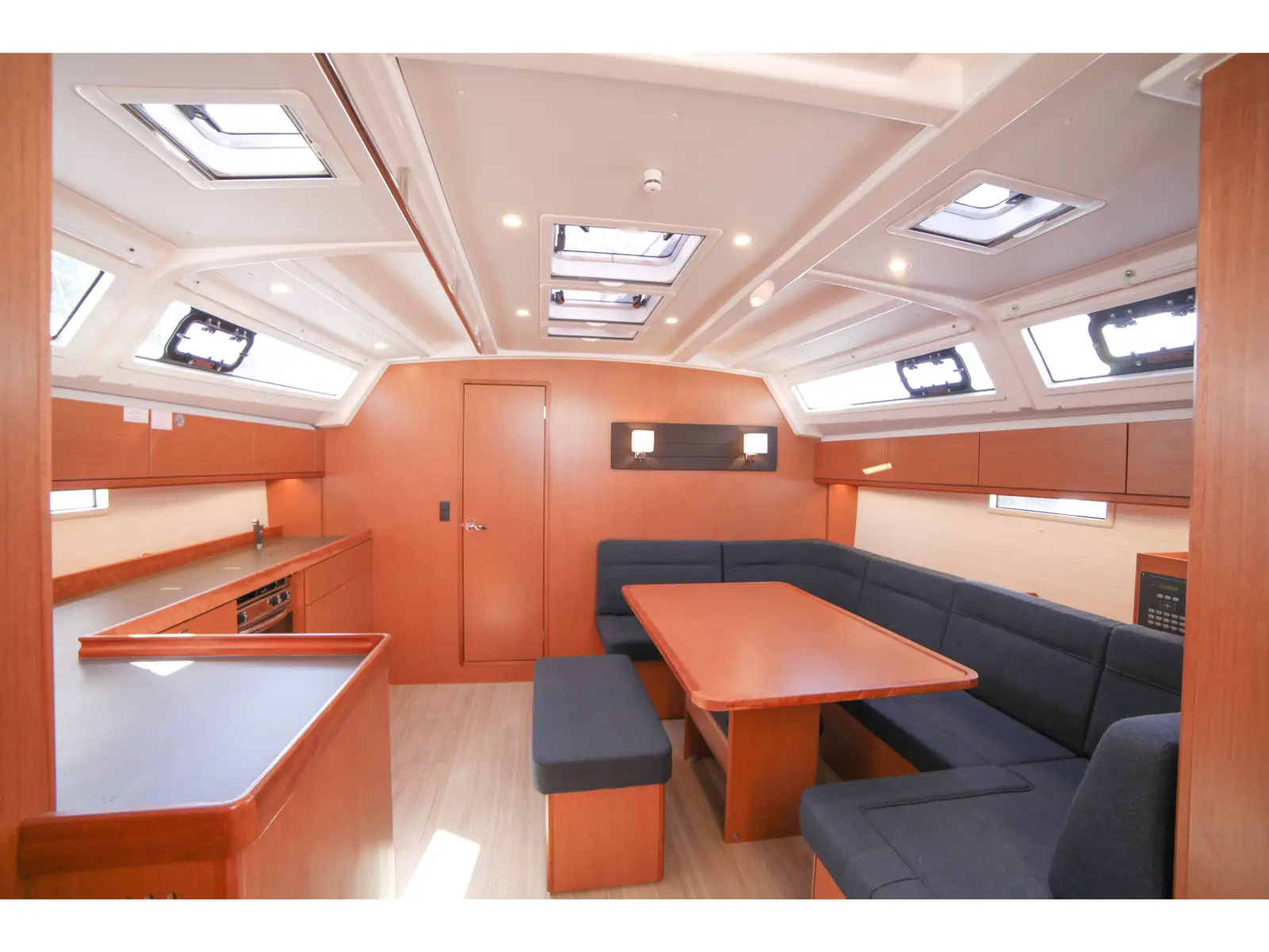 Sail Venus, Interior image