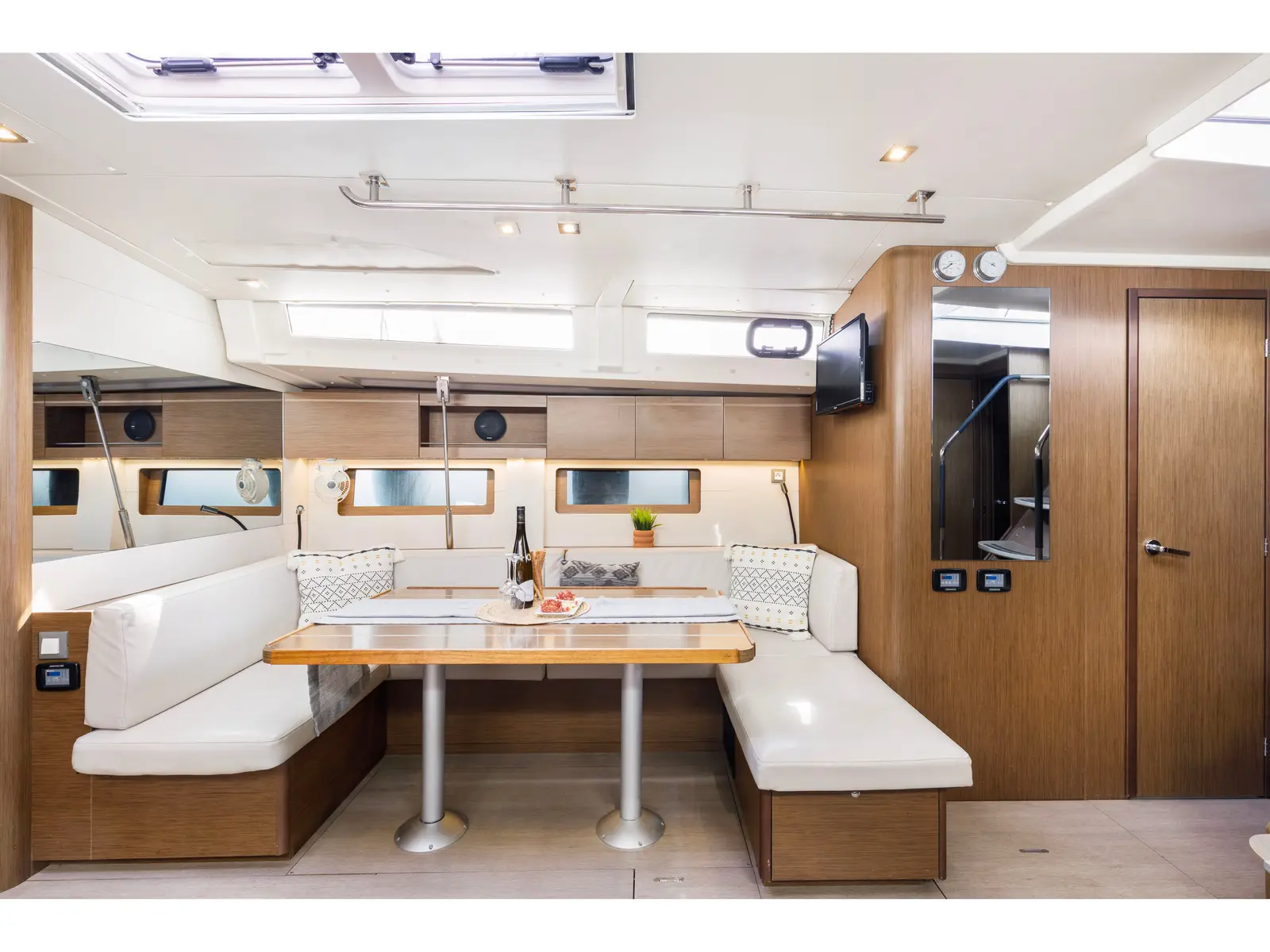 Lupo Di Mare, Interior image