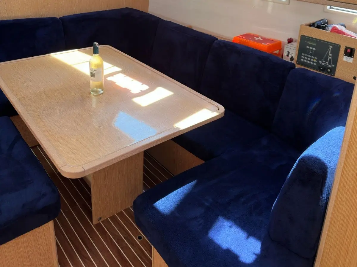 Miber Stella, Interior image