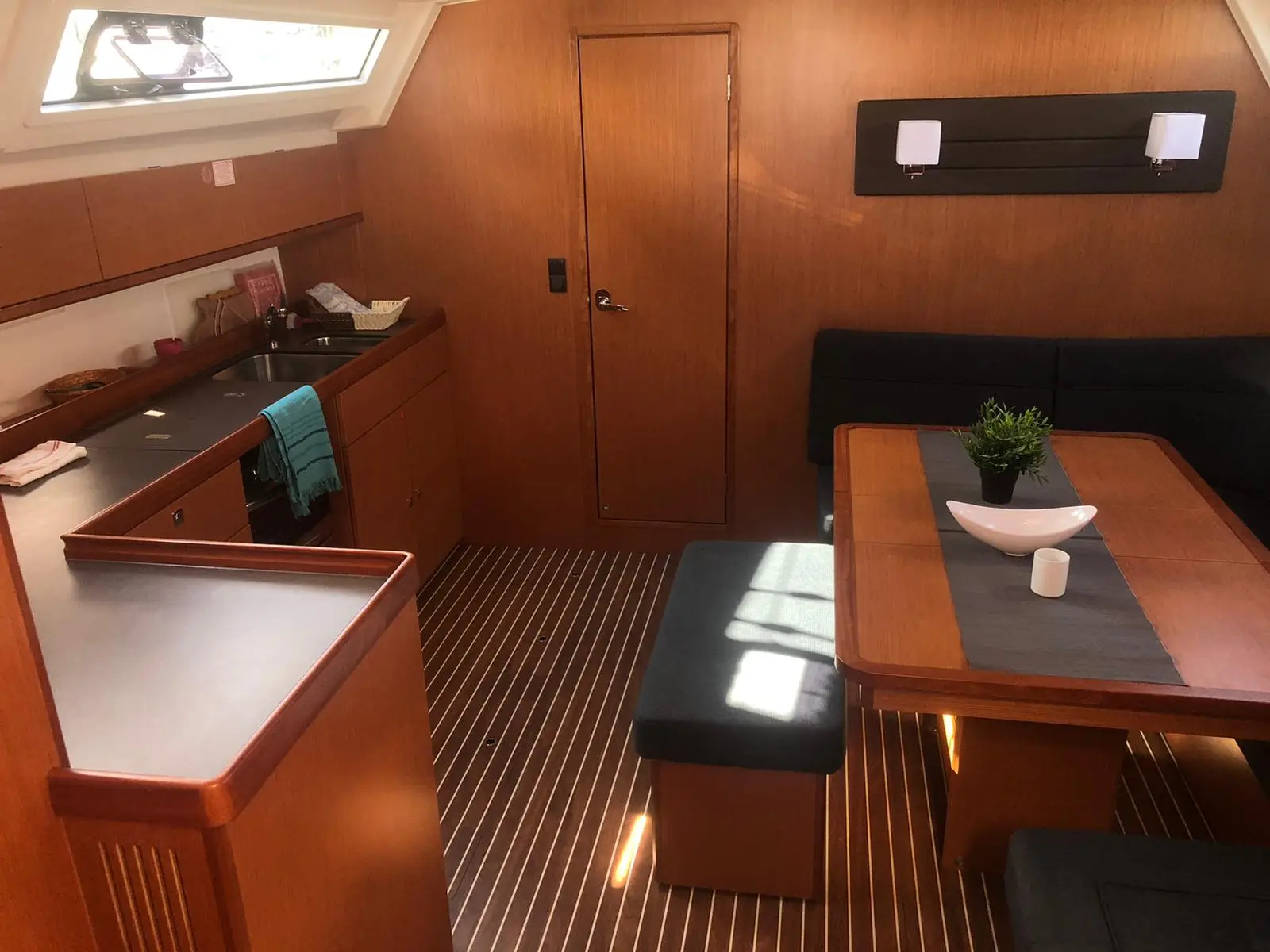 Topcu, Interior image
