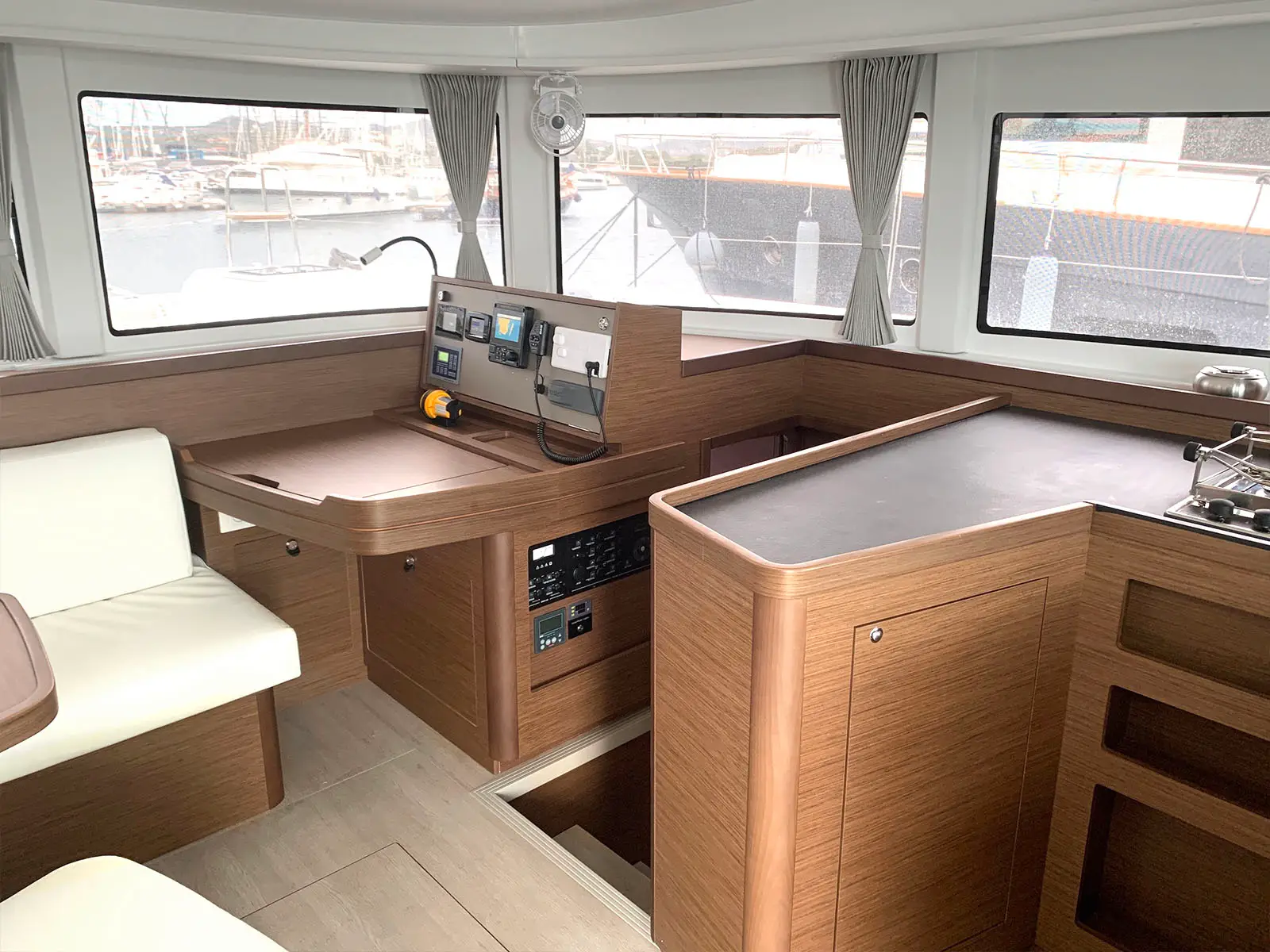 Zoe, Interior image