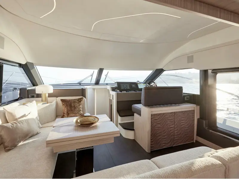 La Familia 2, Interior image