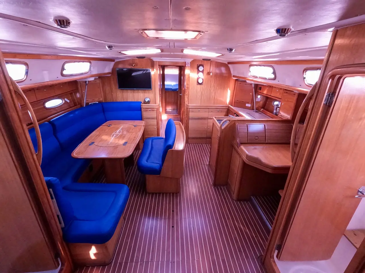 Big  AS, Interior image