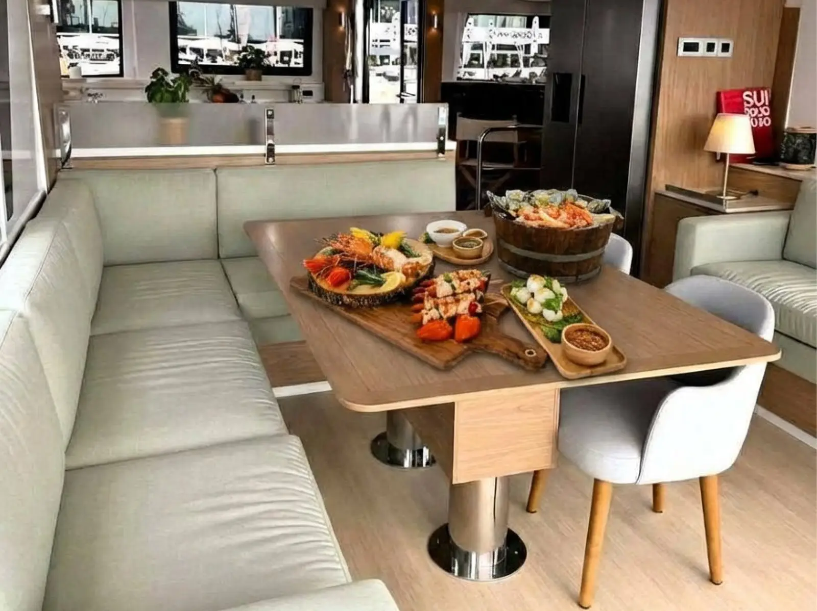 Leo's Kat, Interior image