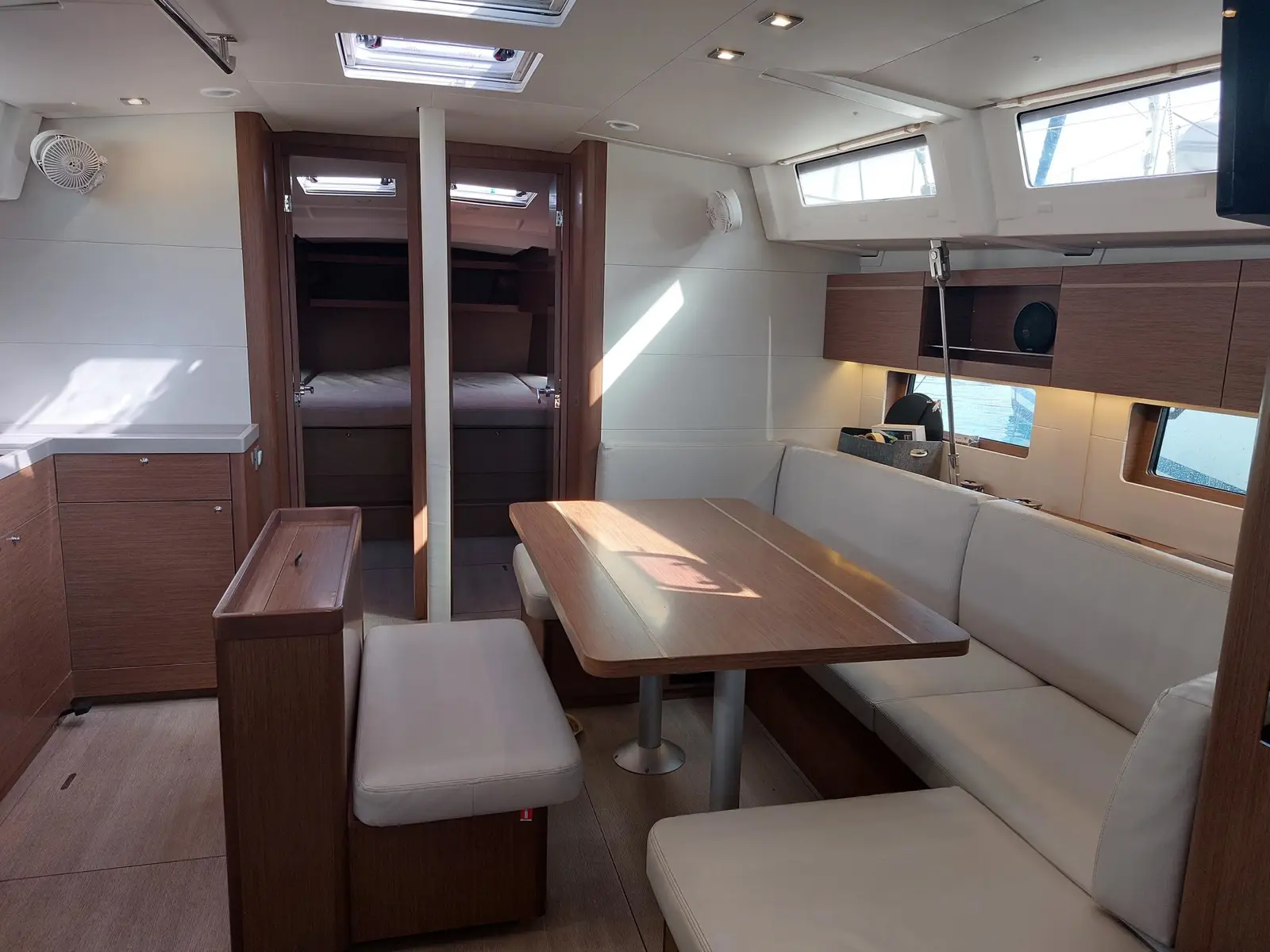 Kalmi, Interior image
