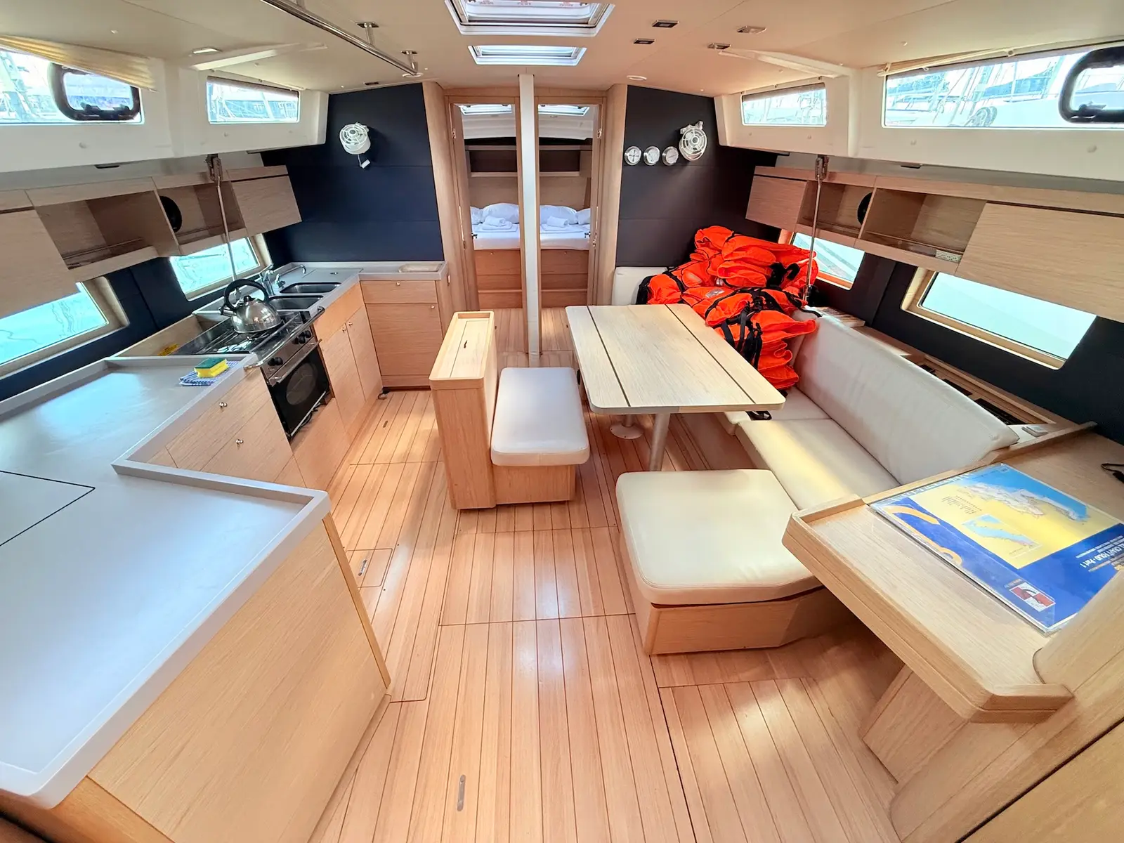 DARIA & ENGARA, Interior image