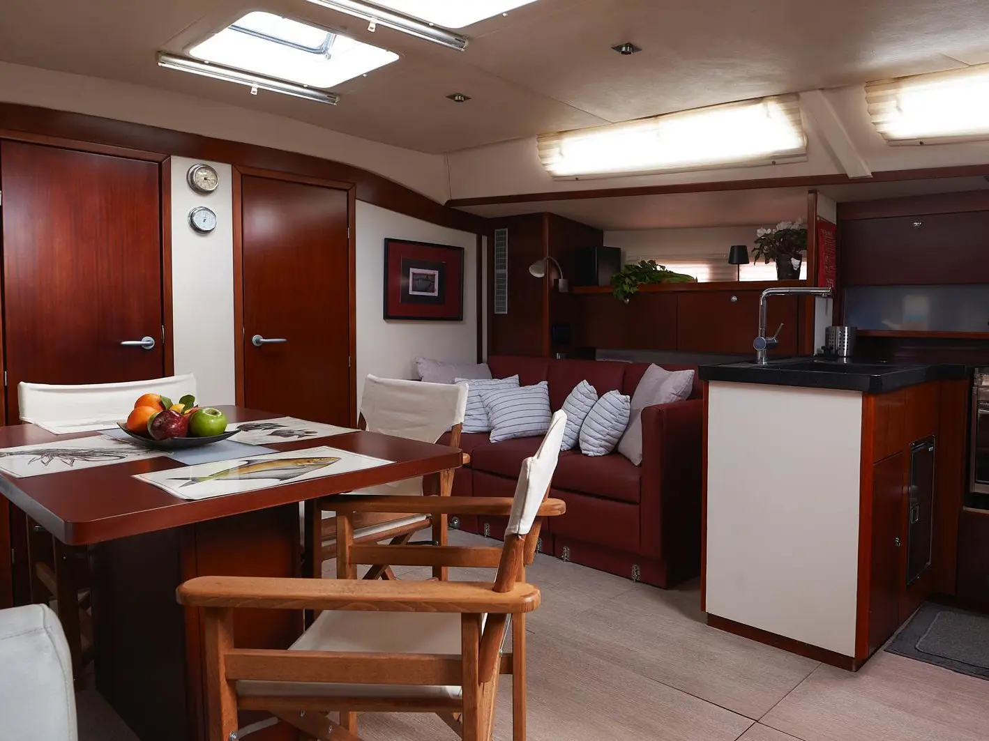 Yannis 65S, Interior image