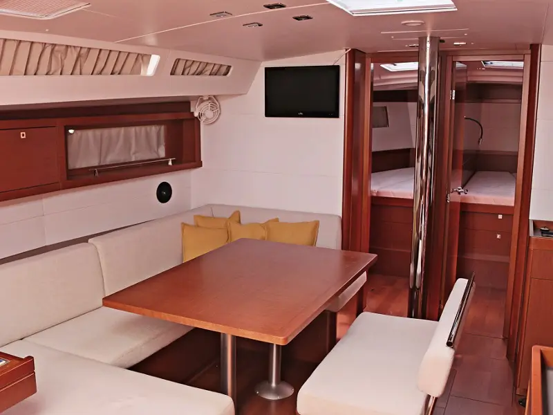 FILOMENA, Interior image