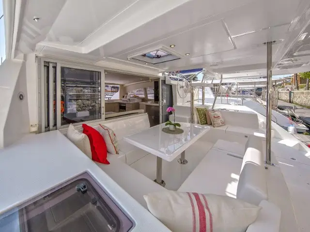 Sunsail 404 Classic, photograph 3