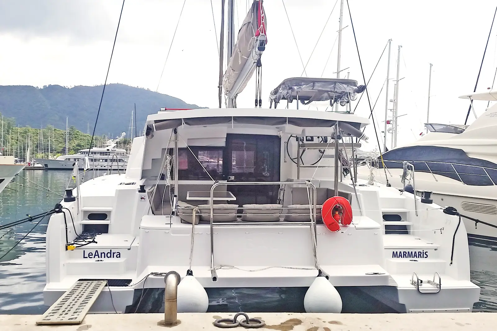LeAndra, Transom