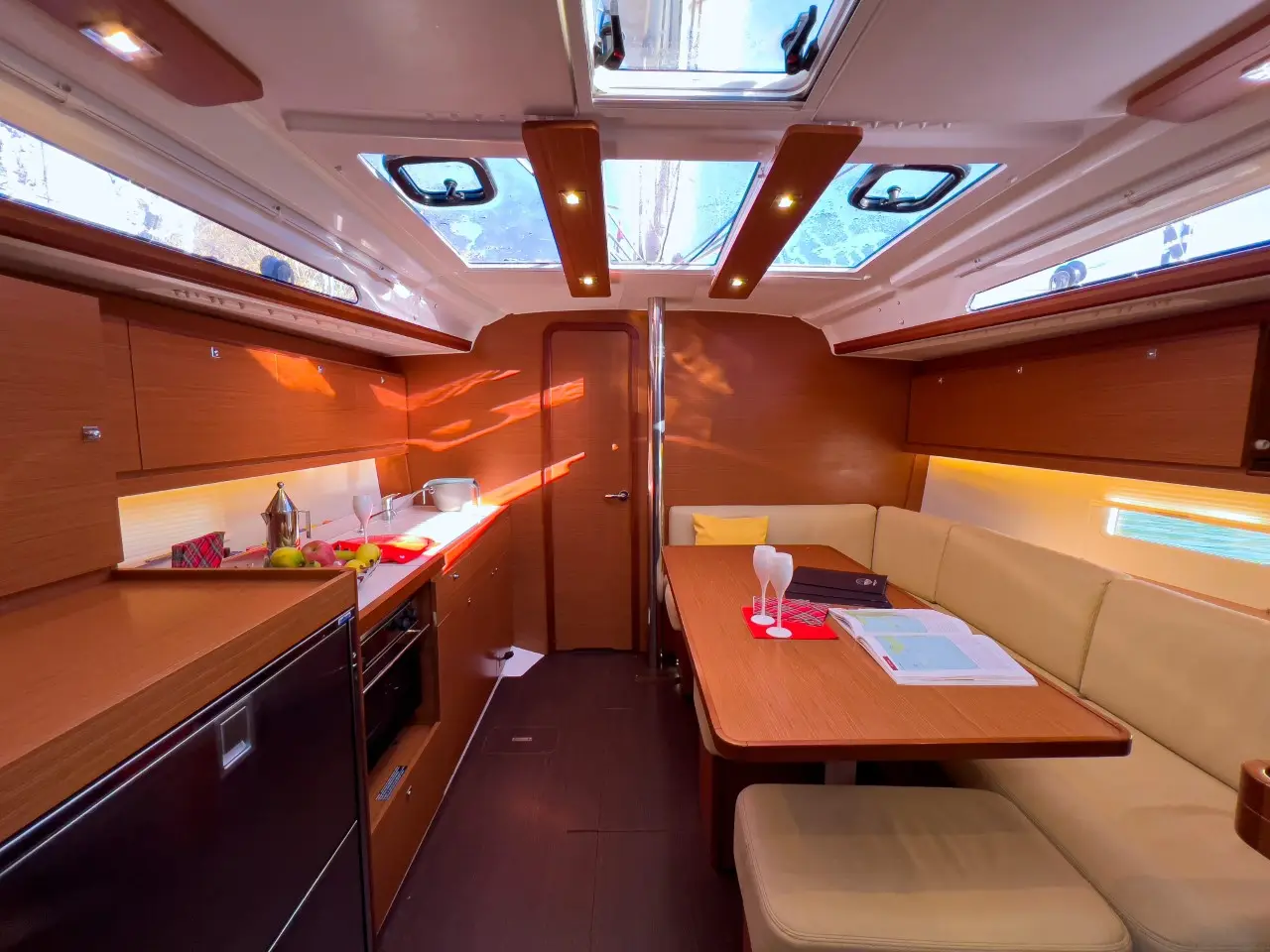 Cuir Noir, Interior image