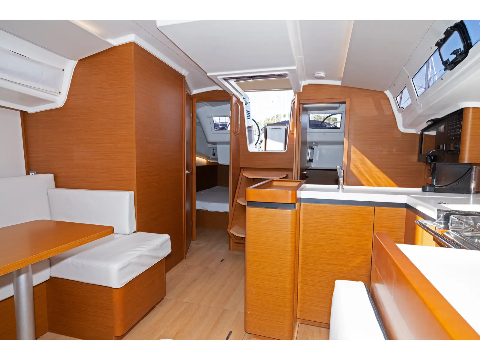 Löwe, Interior image