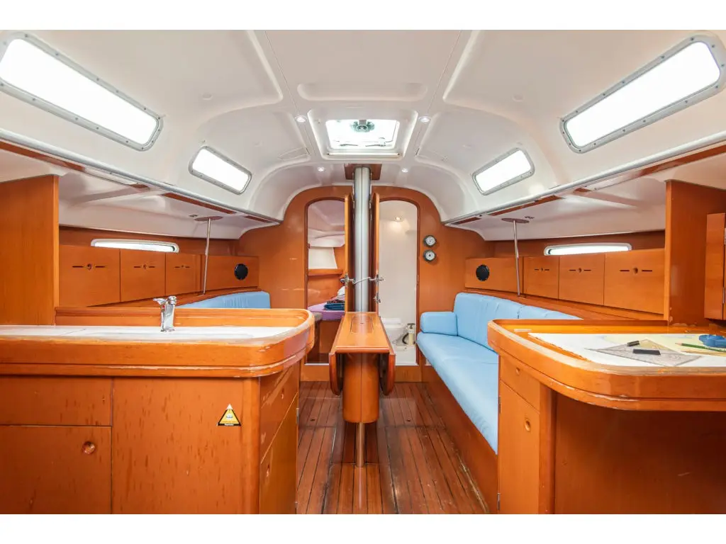 Milena, Interior image