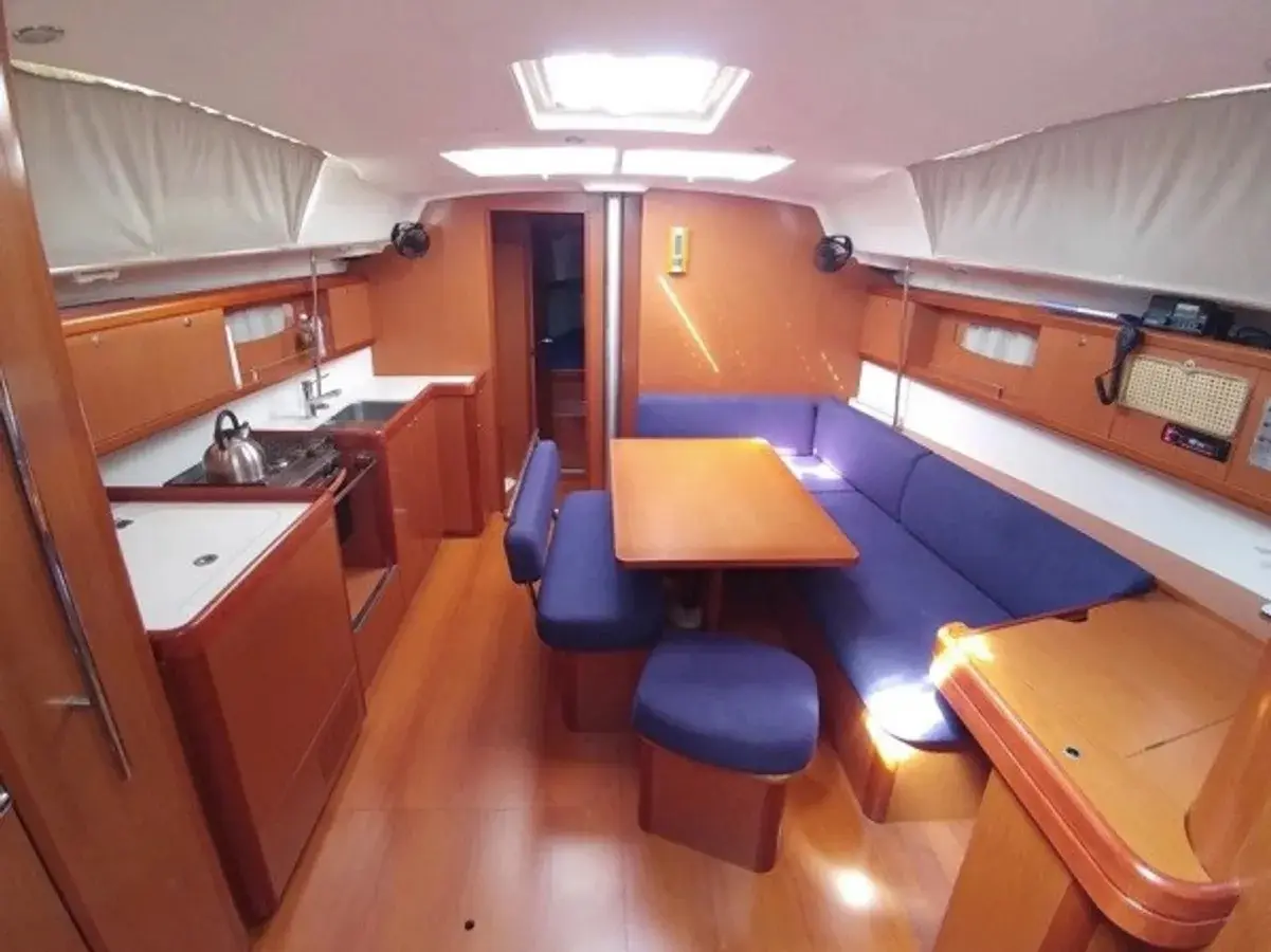 BELUGA REBUILT 218, Interior image