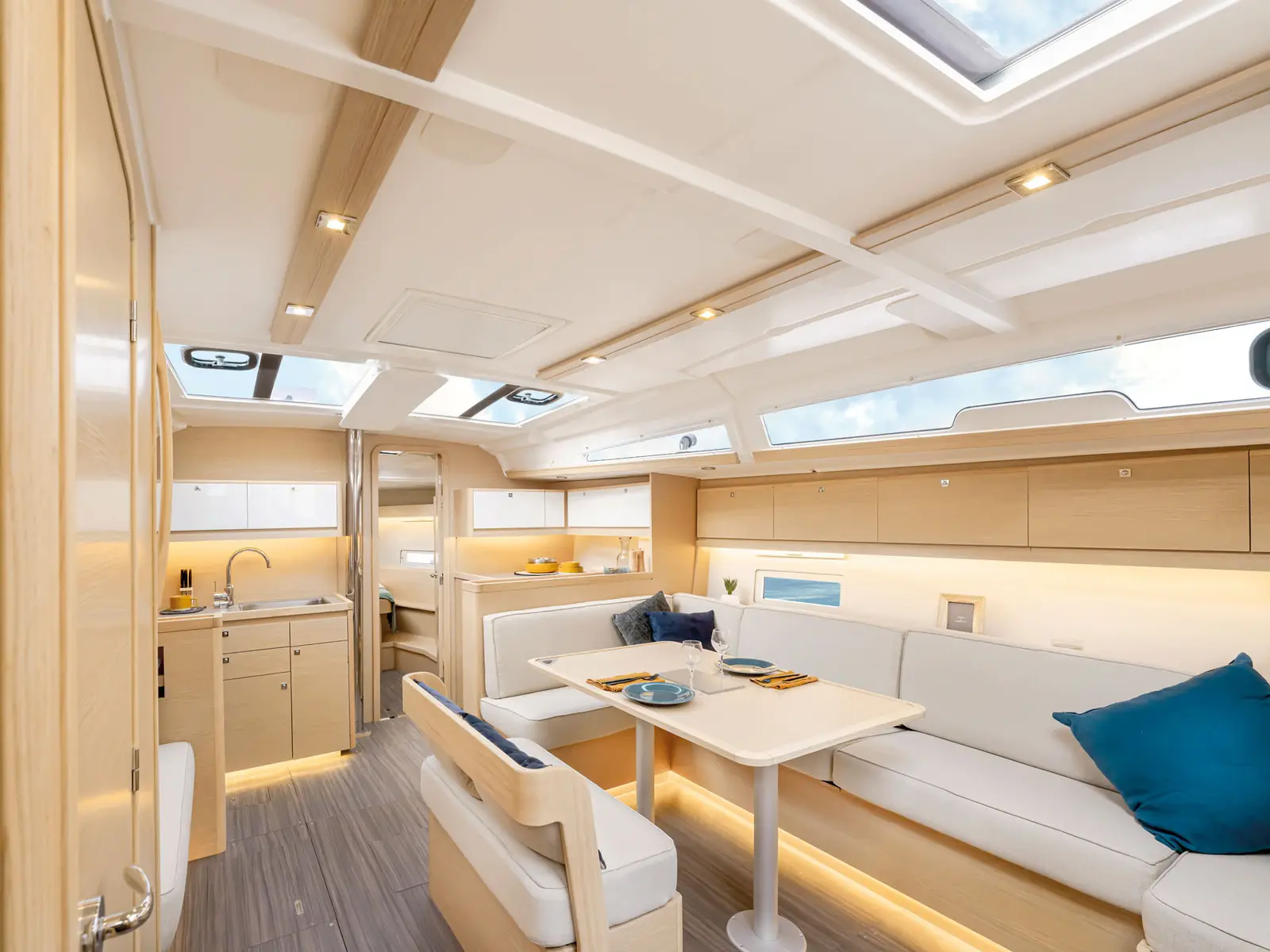 Nima 11, Interior image