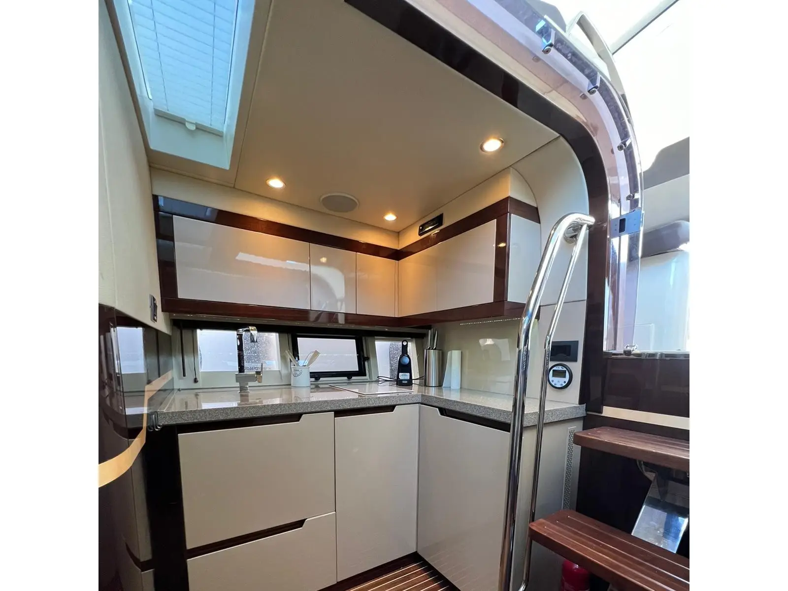 Manoli, Interior image