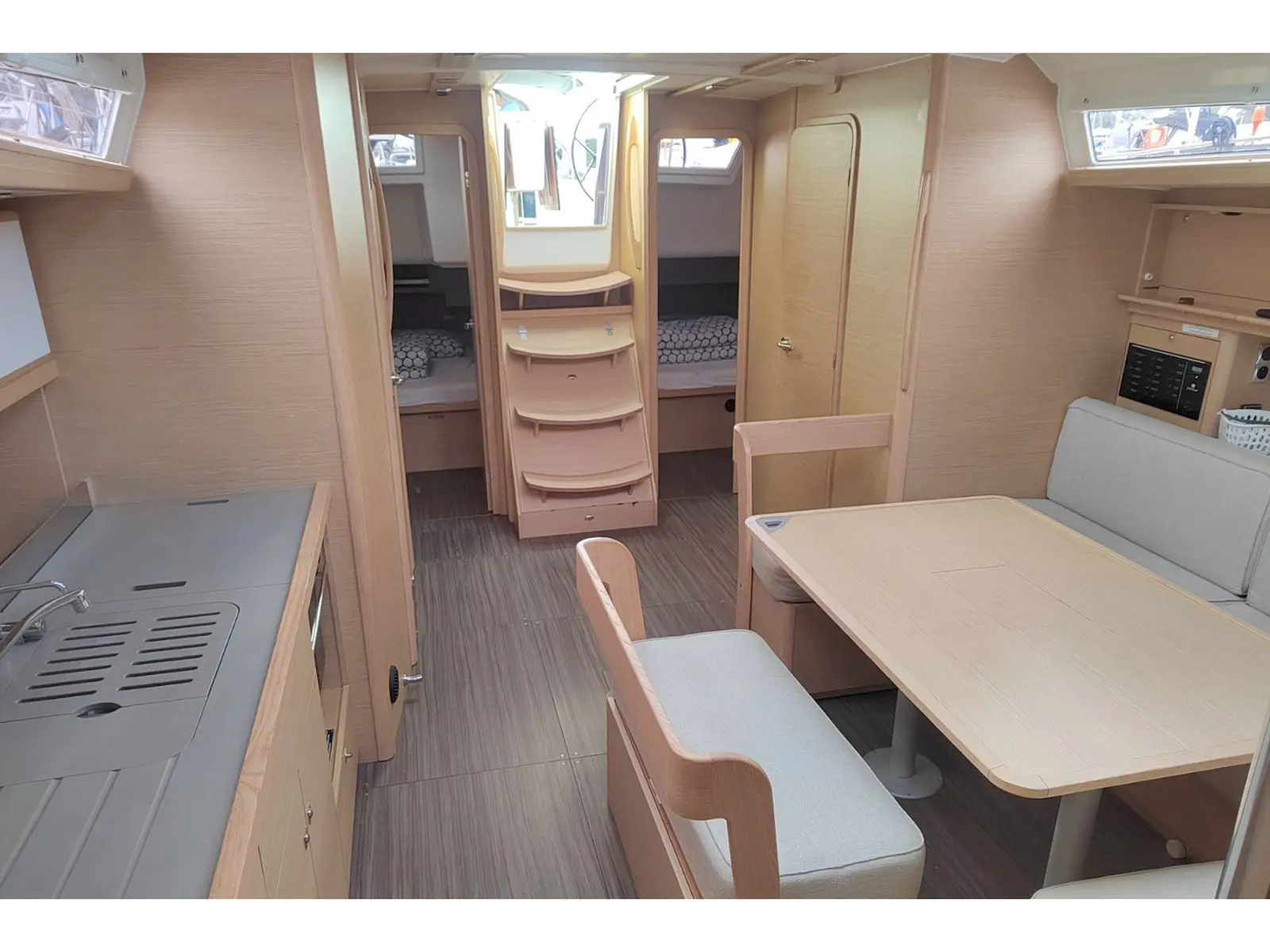 WHISKY, Interior image