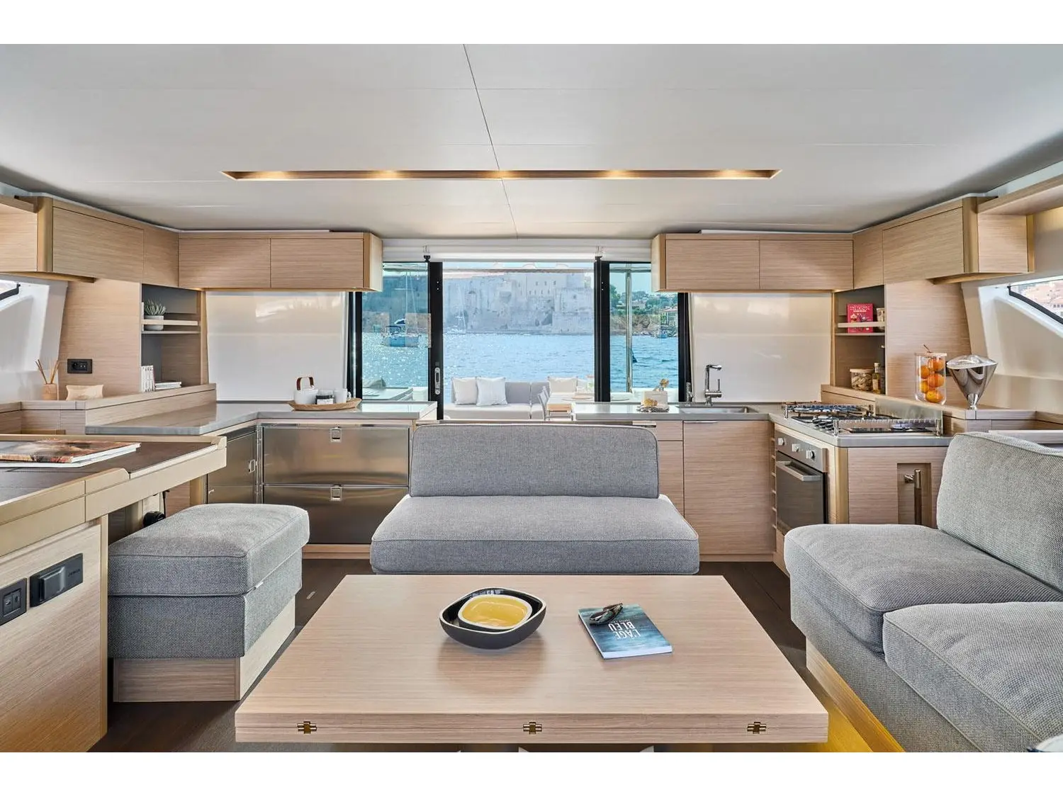ERRANT VAGABOND, Interior image