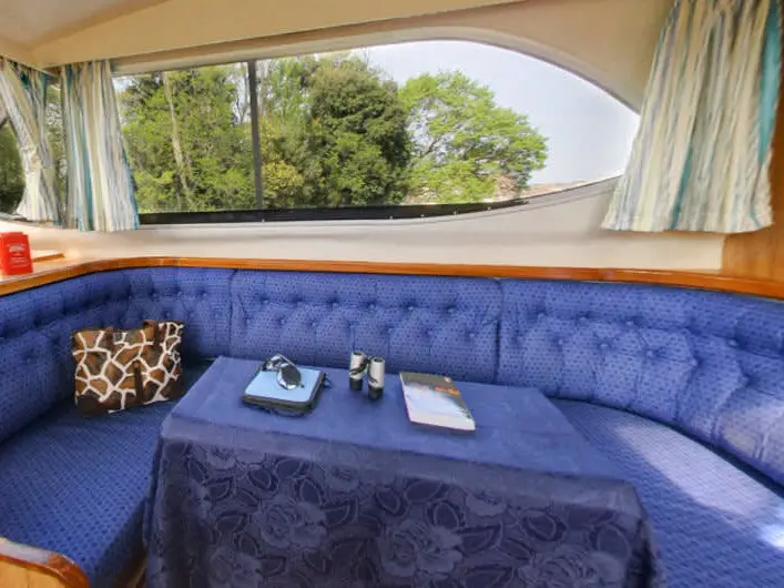 Countess - Budget 16, Interior image
