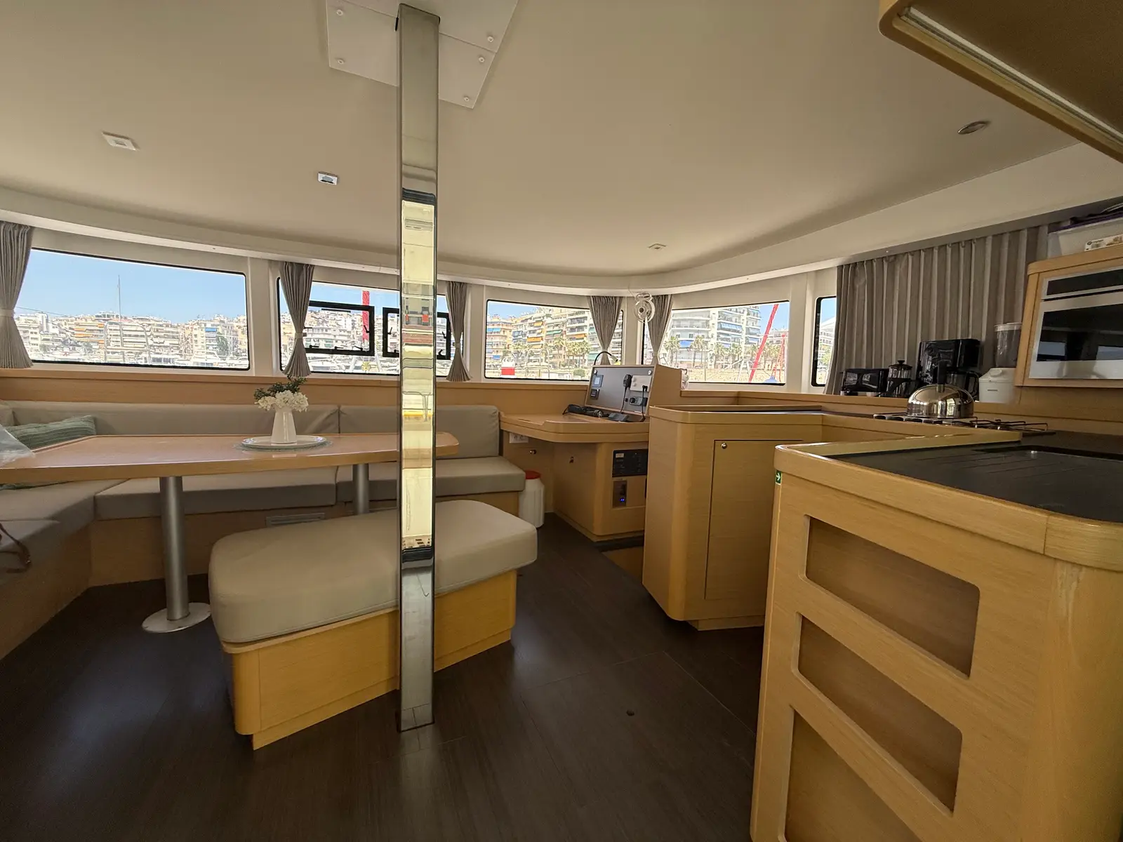 Tiamo IV, Interior image
