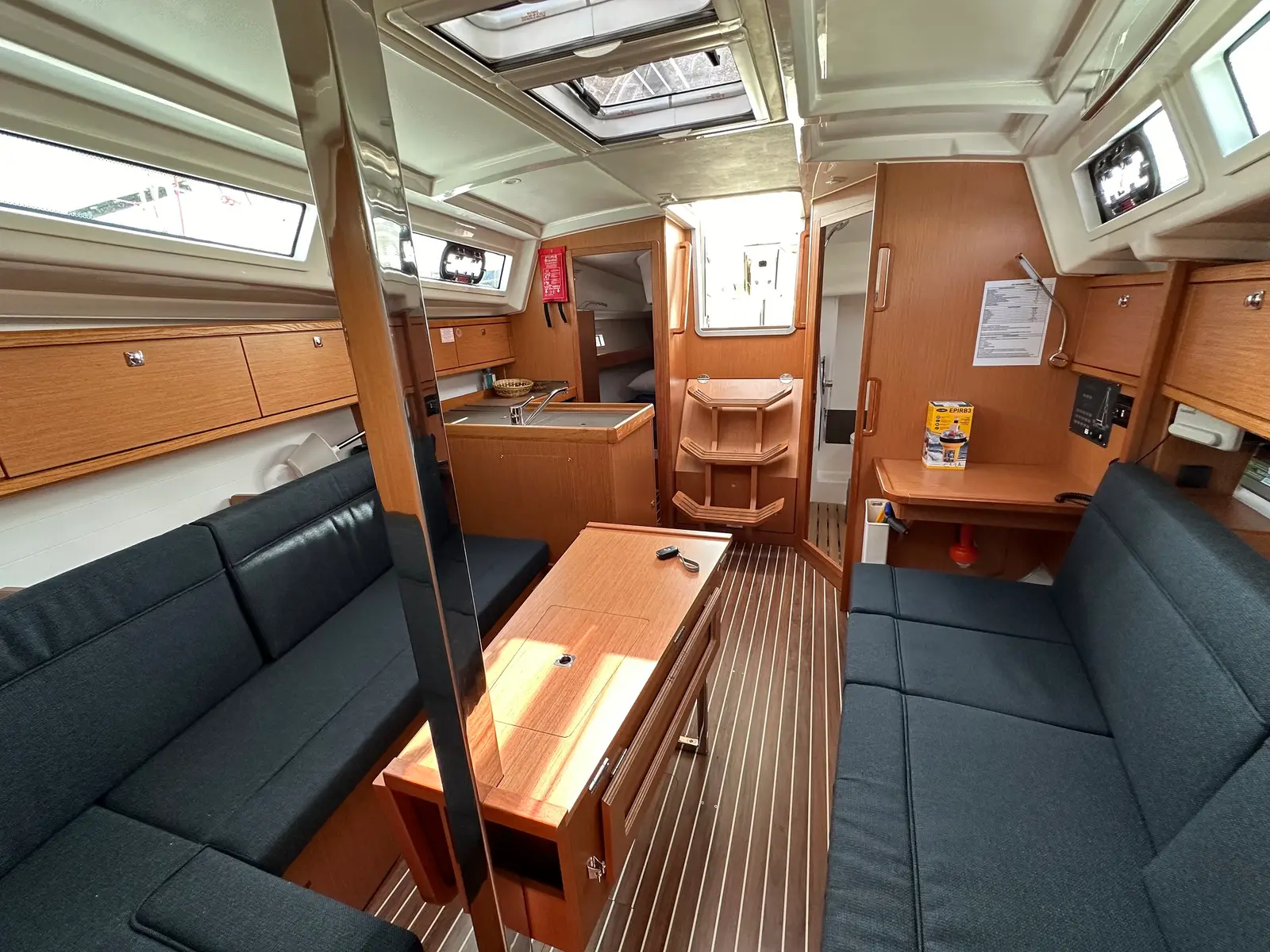 S/Y Eliza, Interior image