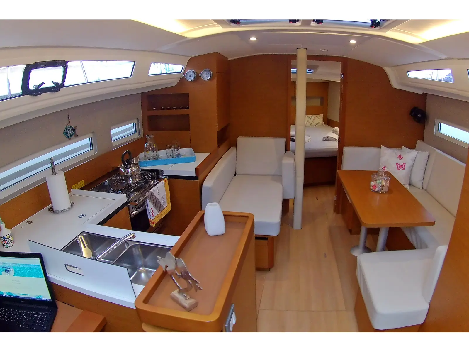 Evelina, Interior image
