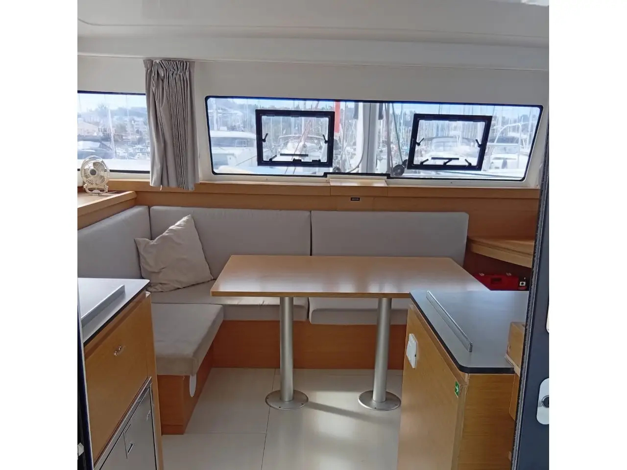 Amare II, Interior image