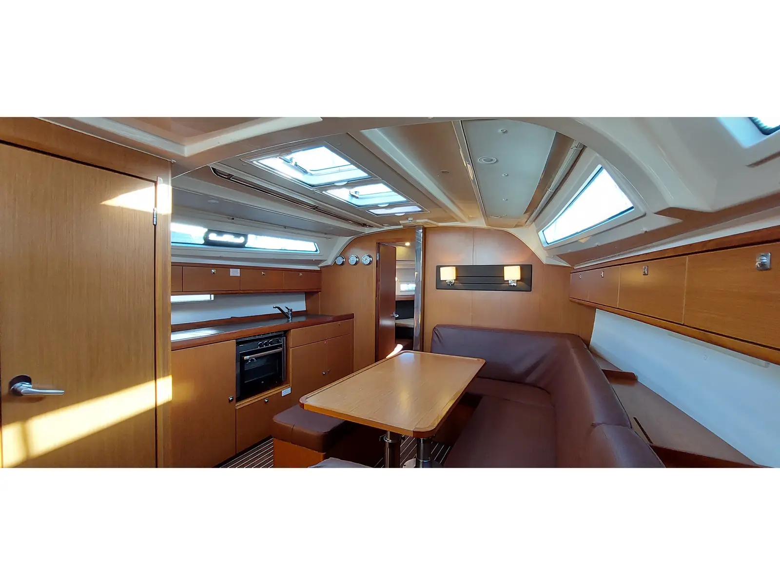 Oberon, Interior image
